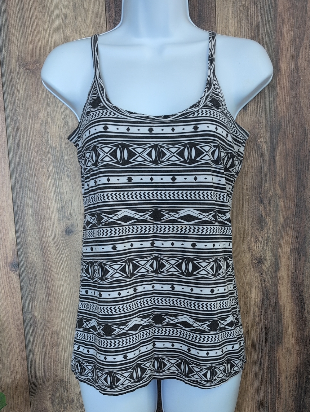 No Boundaries Black & White Geometric Spaghetti Strap Tank L         M343